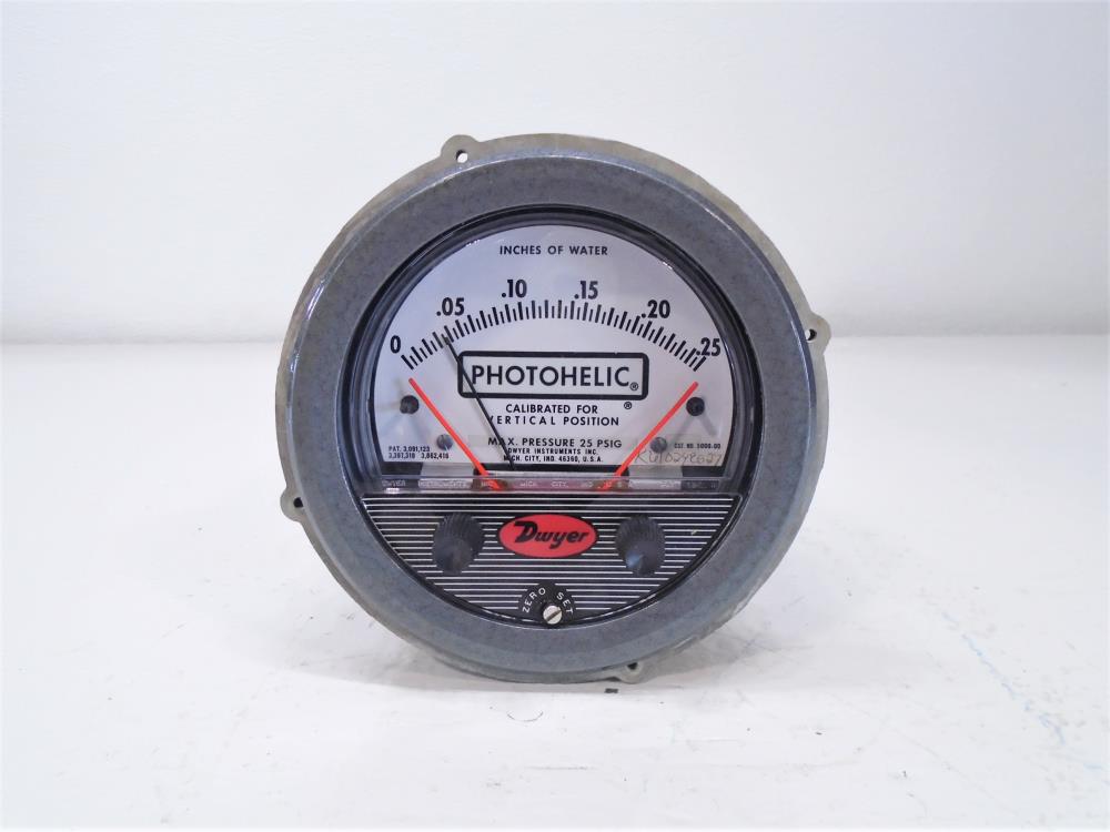 Dwyer 3000-00 Photohelic Pressure Switch Gage 0 - 0.25 IN H2O